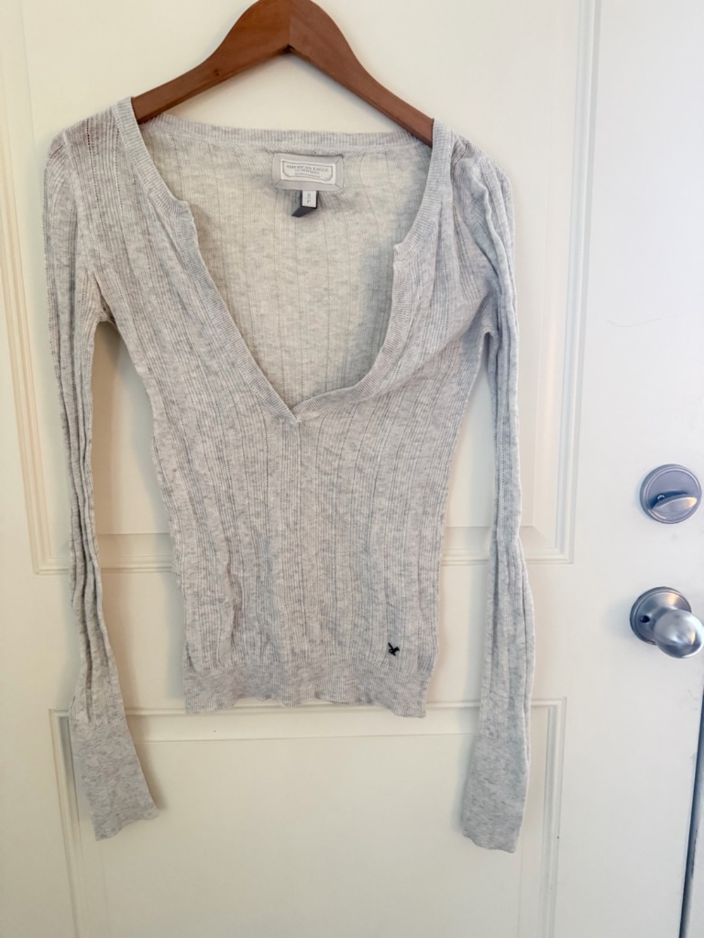 Y2K American Eagle Light Gray Ribbed V-Neck Sweater